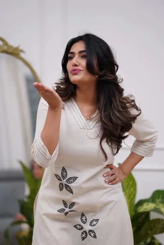 Cream-Embroidered-Floral-Kurta-Palazzo-Set5.webp