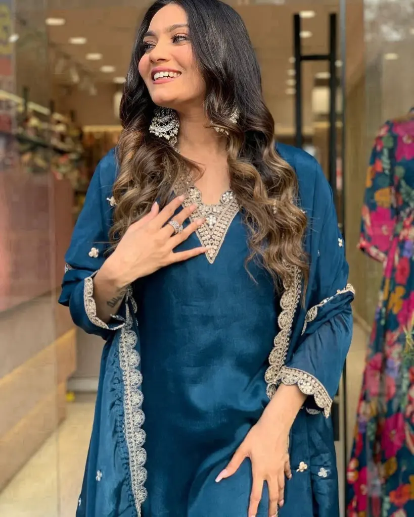 Teal-Blue-Embroidered-Chinon-Silk-Kurta-Set-with-Dupatta4.webp