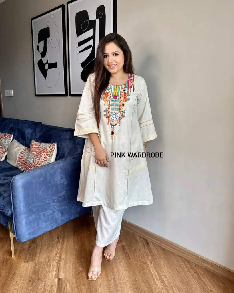 Embroidered-Natural-Flex-Cotton-Kurta-Set-with-handwork-on-neck3.webp