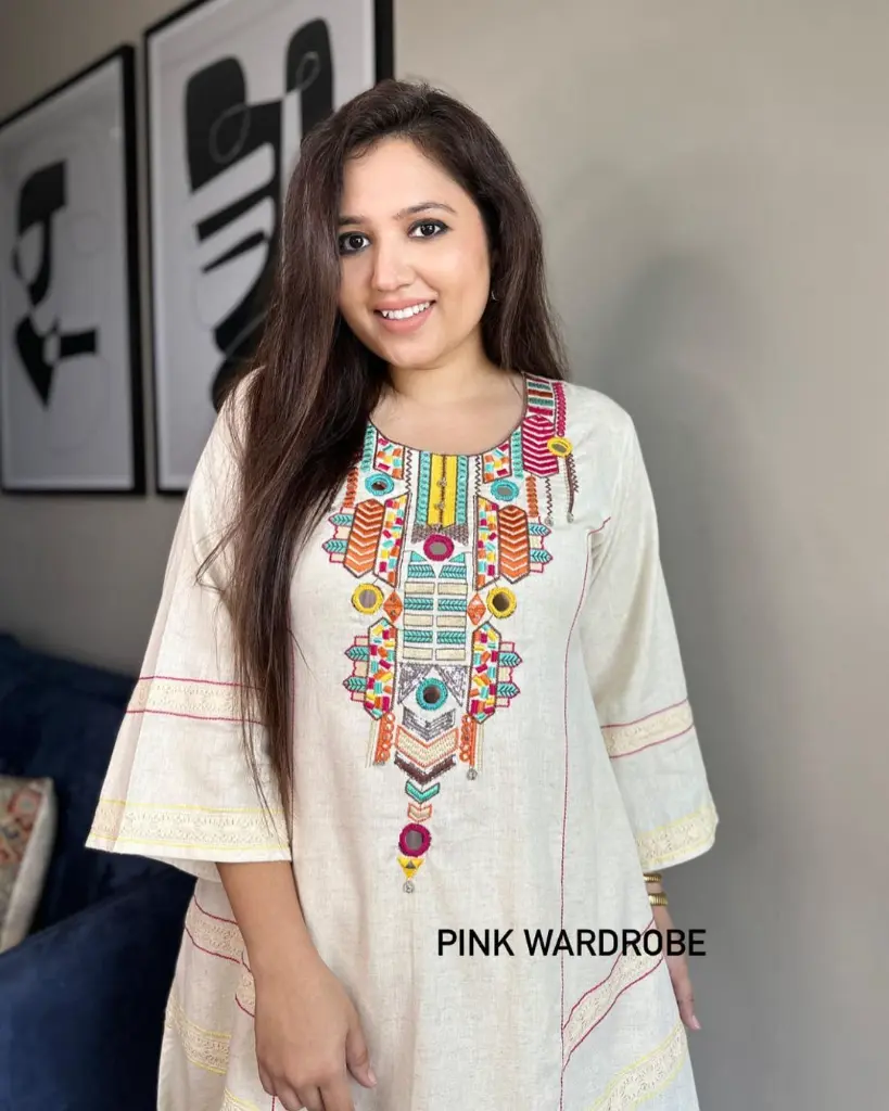 Embroidered-Natural-Flex-Cotton-Kurta-Set-with-handwork-on-neck4.webp