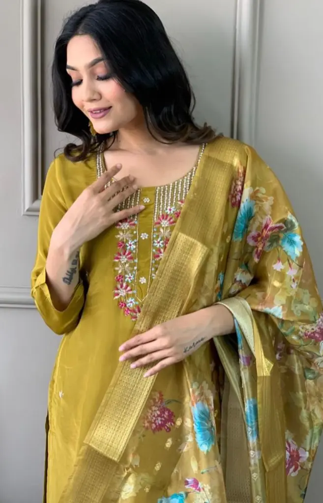 Embroidered-Heavy-Roman-Silk-Kurta-Set-with-Jacquard-Dupatta4.webp
