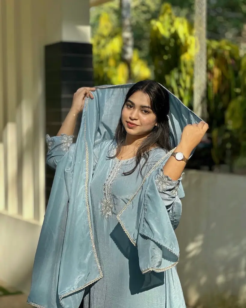 Beautiful-Embroidered-Chinon-Silk-Kurta-Set5.webp