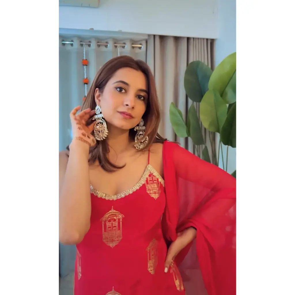 Red-Threadwork-Georgette-Sharara-Set3.webp