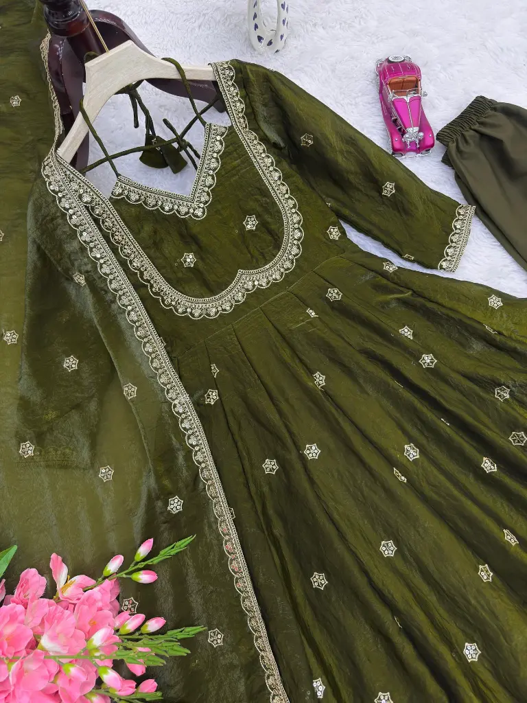 Heavy-Fandy-Silk-Embroidered-Anarkali-Suit-Set-Green3.webp
