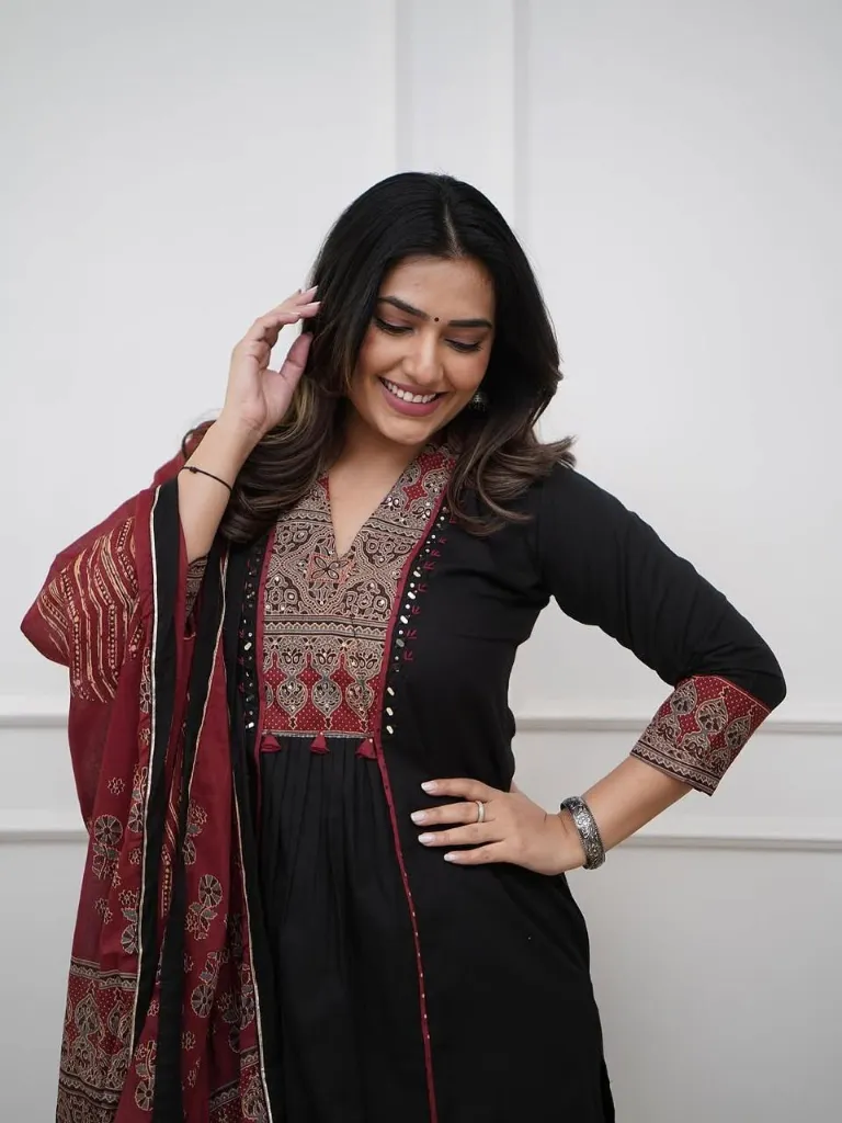 Pure-Cotton-60-60-A-Line-Machine-Printed-Kurta-Pant-Set-with-Adda-Work-Dual-Pockets-Black4.webp