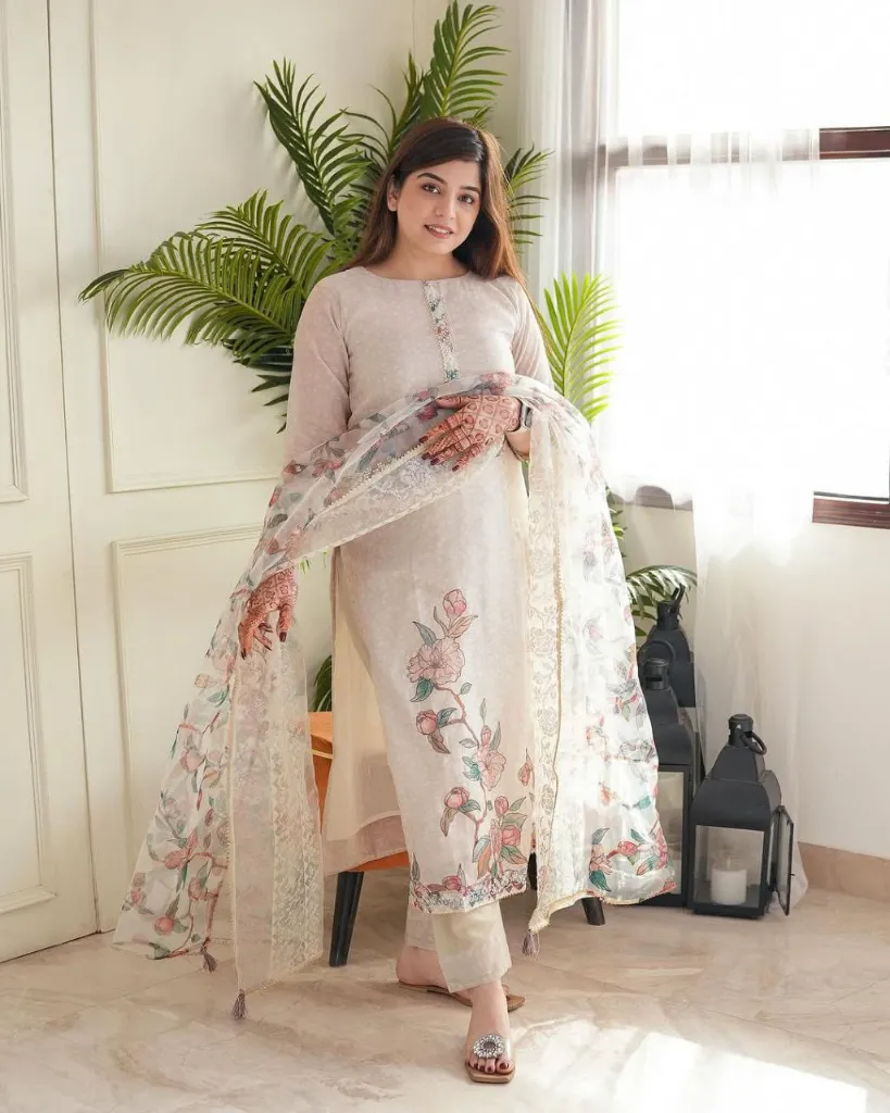 Premium-Linen-Printed-Kurti,-Tailored-Bottom-Trousers,-and-Coordinated-Dupatta-3-Piece-Luxury-Festive-Set-with-Intricate-Full-Work-Detailing2.webp