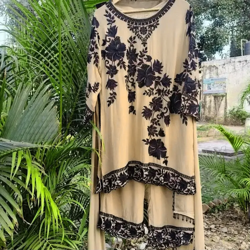 Faux-Georgette-Sequence-&-Thread-Embroidered-Tunic-&-Palazzo-Set-with-Cutwork-Border6.webp