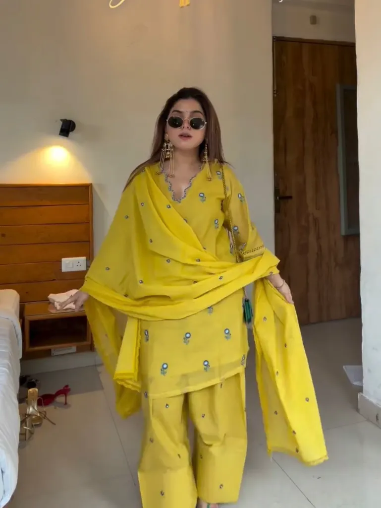 Pure-Satin-Mul-Chanderi-Embroidered-Tunic-&-Roman-Silk-Farshi-Palazzo-Set-with-GPU-Lace-Dupatta5.webp