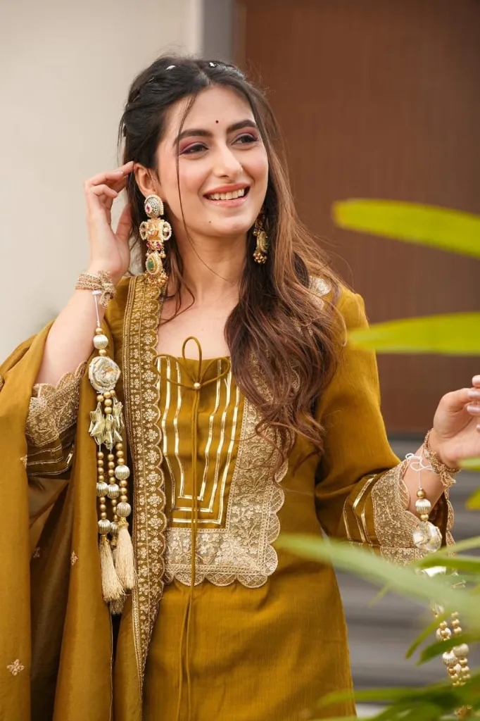 Pure-Soft-Chinon-Embroidered-Peplum-Top-with-12-Kali-Flared-Palazzo-and-Dupatta5.webp