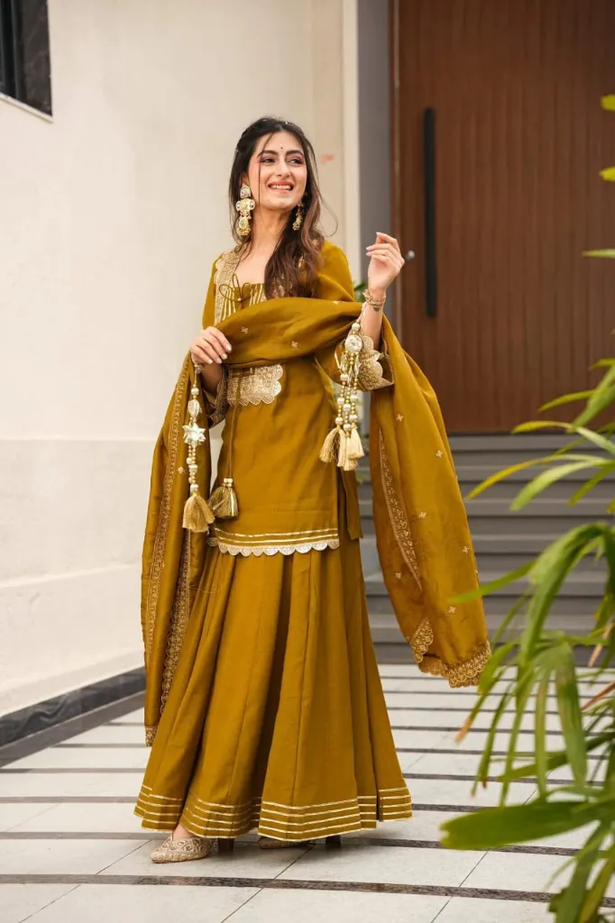 Pure-Soft-Chinon-Embroidered-Peplum-Top-with-12-Kali-Flared-Palazzo-and-Dupatta4.webp