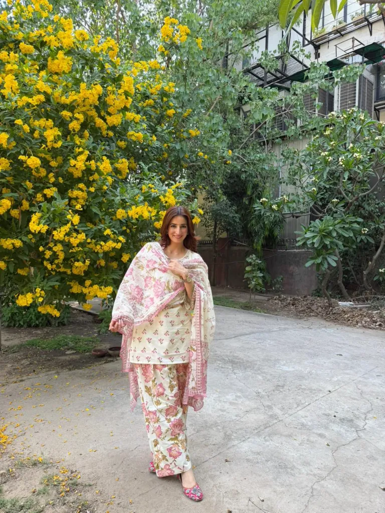 Maslin-Digital-Print-Top-and-Farshi-Pant-Set-with-Fox-Georgette-Dupatta2.webp