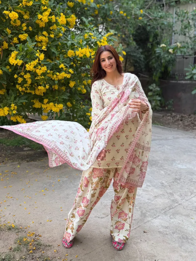 Maslin-Digital-Print-Top-and-Farshi-Pant-Set-with-Fox-Georgette-Dupatta3.webp
