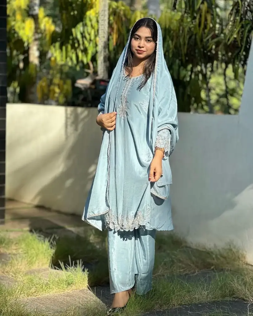 Beautiful Embroidered Chinon Silk Kurta Set (M)